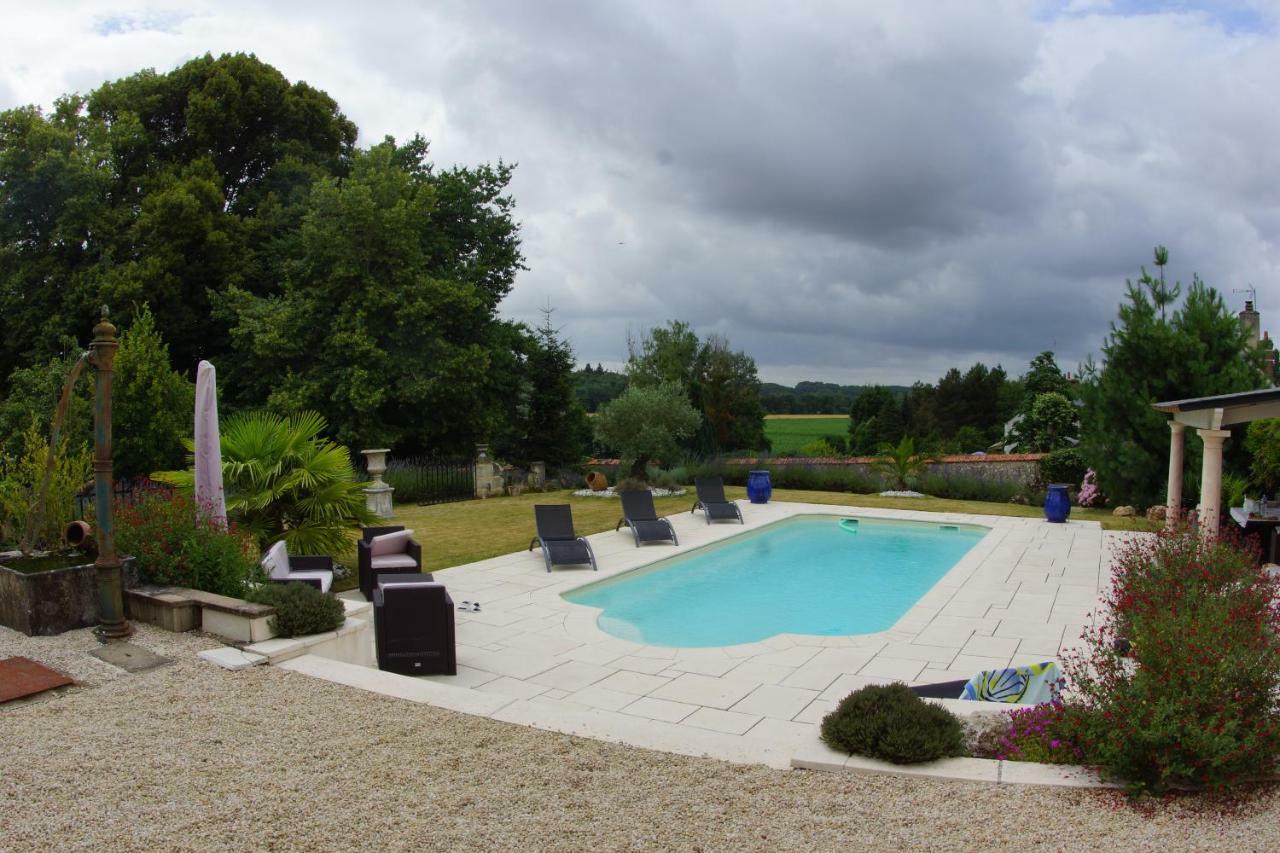 Villa Le Petit Nid Neuillé-le-Lierre Exterior foto